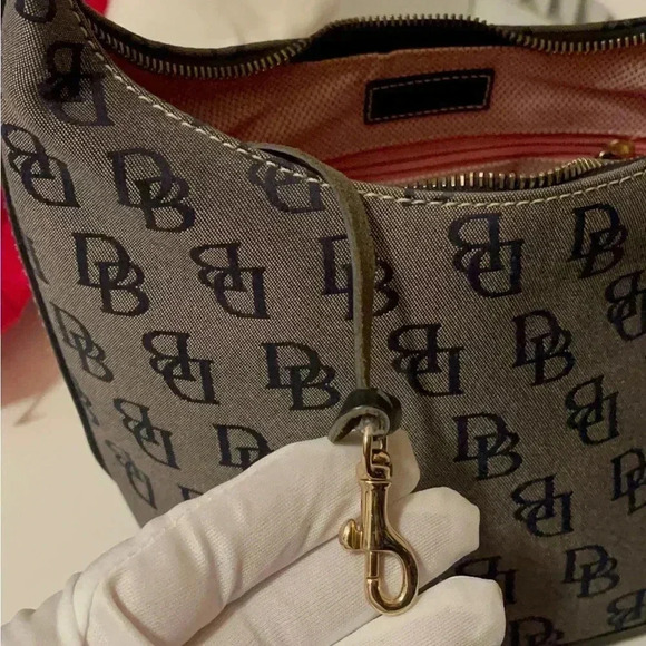 Dooney&Bourck Beautiful medium size shoulder bag is chic and attractive - Picture 10 of 15